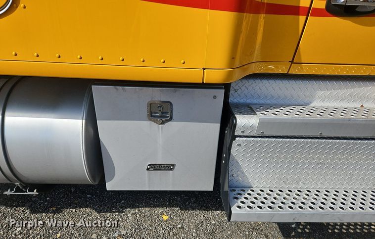 image for item OK9802 2019 Kenworth  T680 semi truck