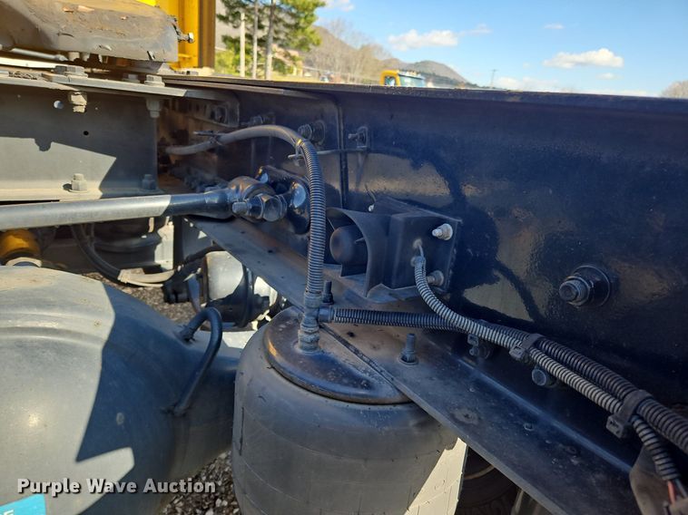 image for item OK9802 2019 Kenworth  T680 semi truck