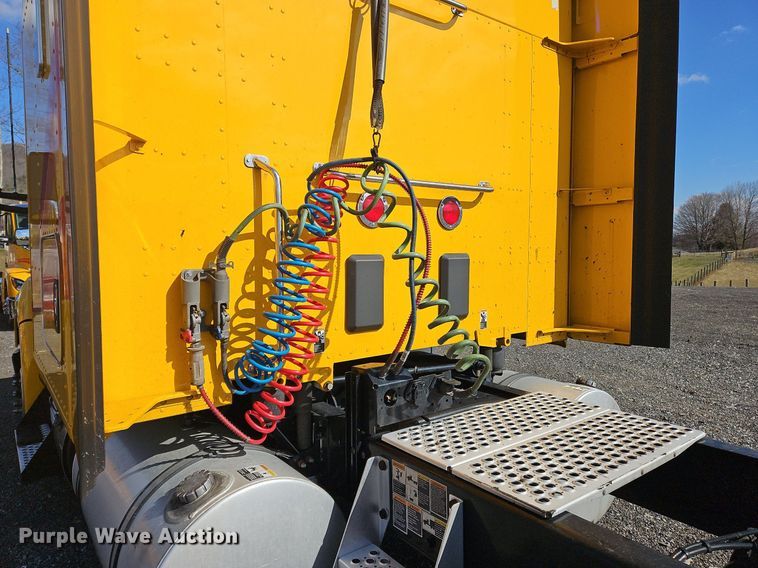 image for item OK9802 2019 Kenworth  T680 semi truck