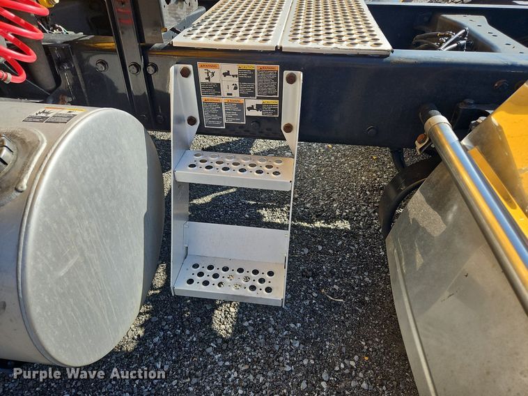 image for item OK9802 2019 Kenworth  T680 semi truck