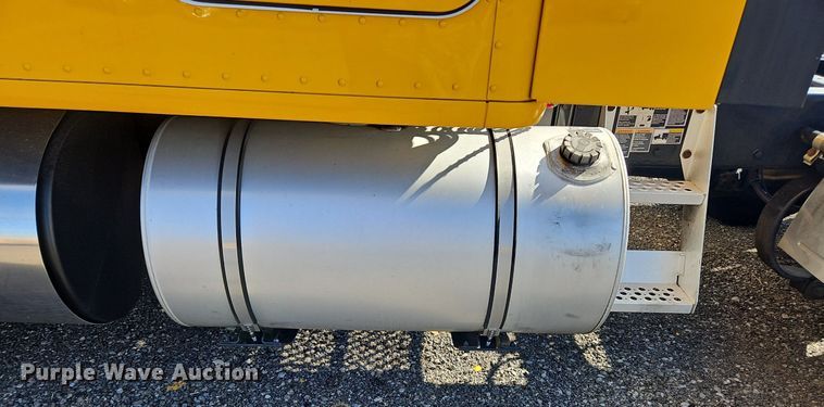 image for item OK9802 2019 Kenworth  T680 semi truck