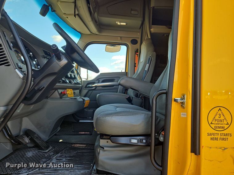 image for item OK9802 2019 Kenworth  T680 semi truck