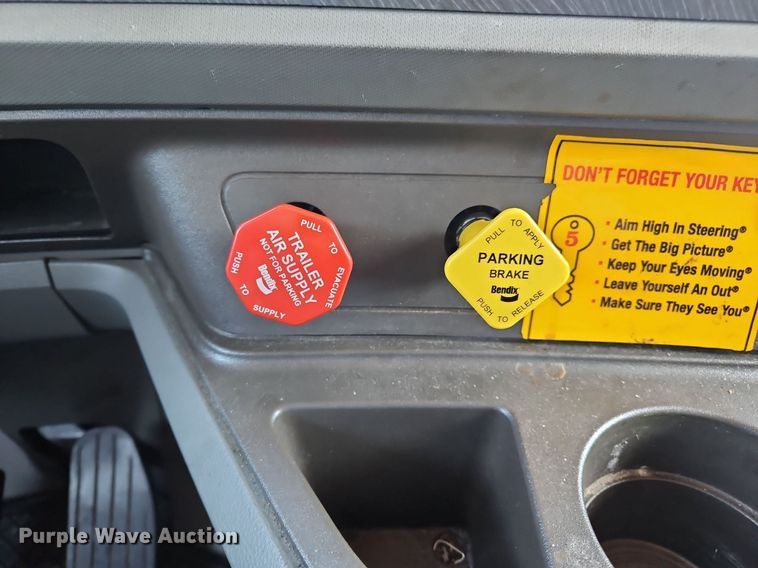 image for item OK9802 2019 Kenworth  T680 semi truck