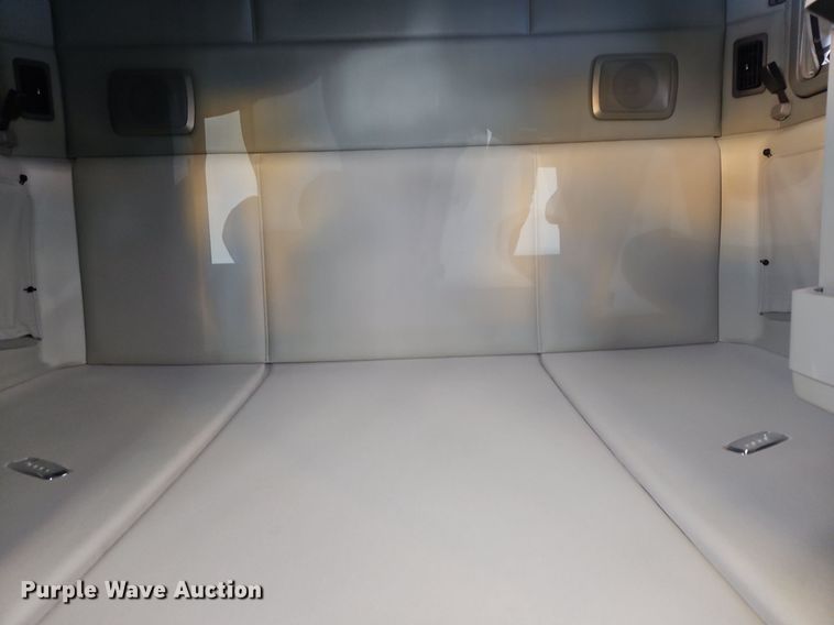 image for item OK9802 2019 Kenworth  T680 semi truck