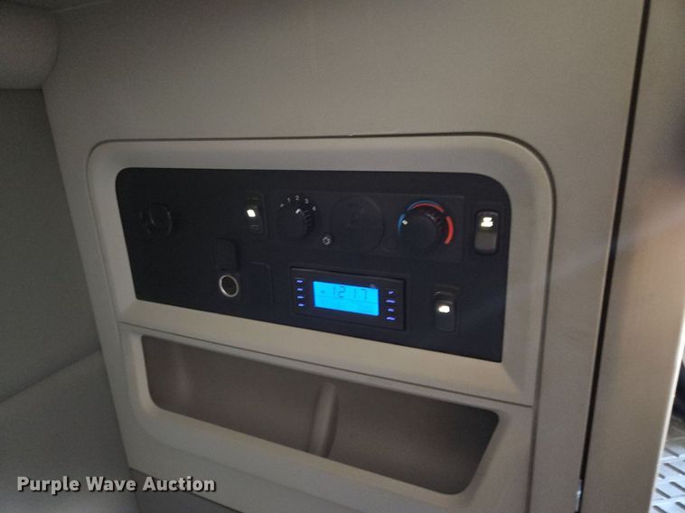 image for item OK9802 2019 Kenworth  T680 semi truck