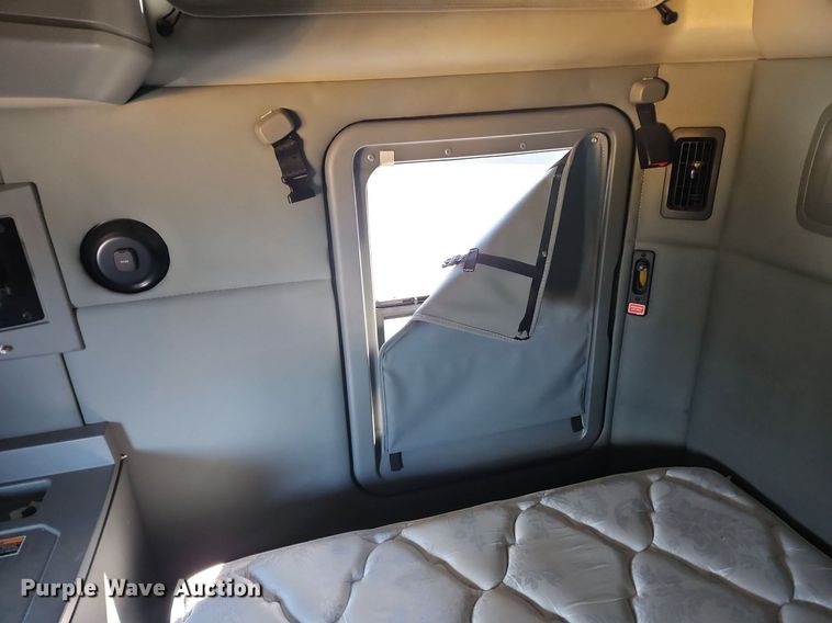 image for item OK9802 2019 Kenworth  T680 semi truck