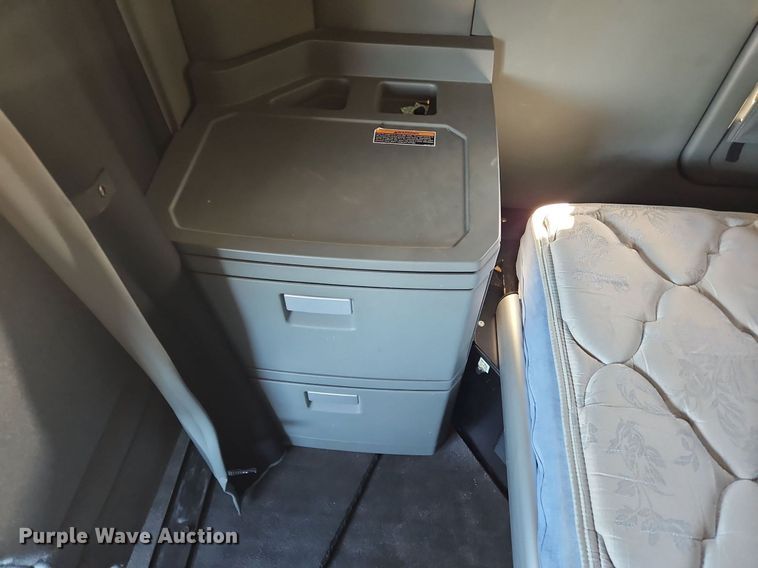 image for item OK9802 2019 Kenworth  T680 semi truck