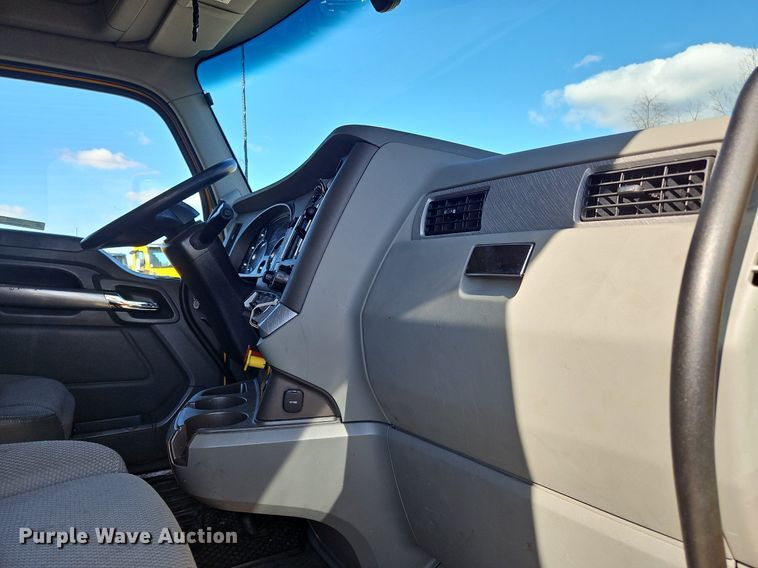 image for item OK9802 2019 Kenworth  T680 semi truck