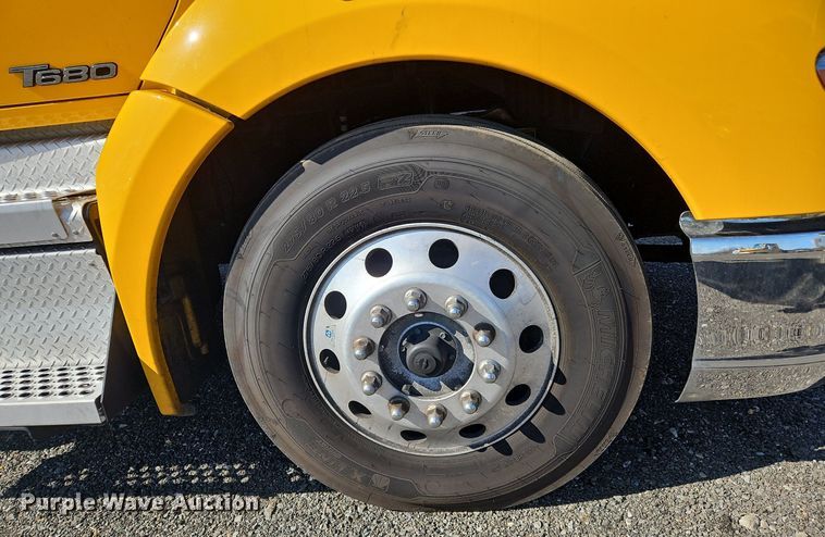 image for item OK9802 2019 Kenworth  T680 semi truck