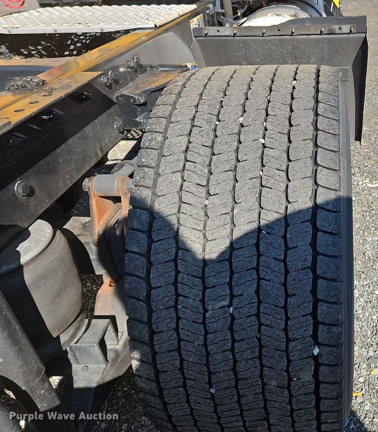 image for item OK9802 2019 Kenworth  T680 semi truck