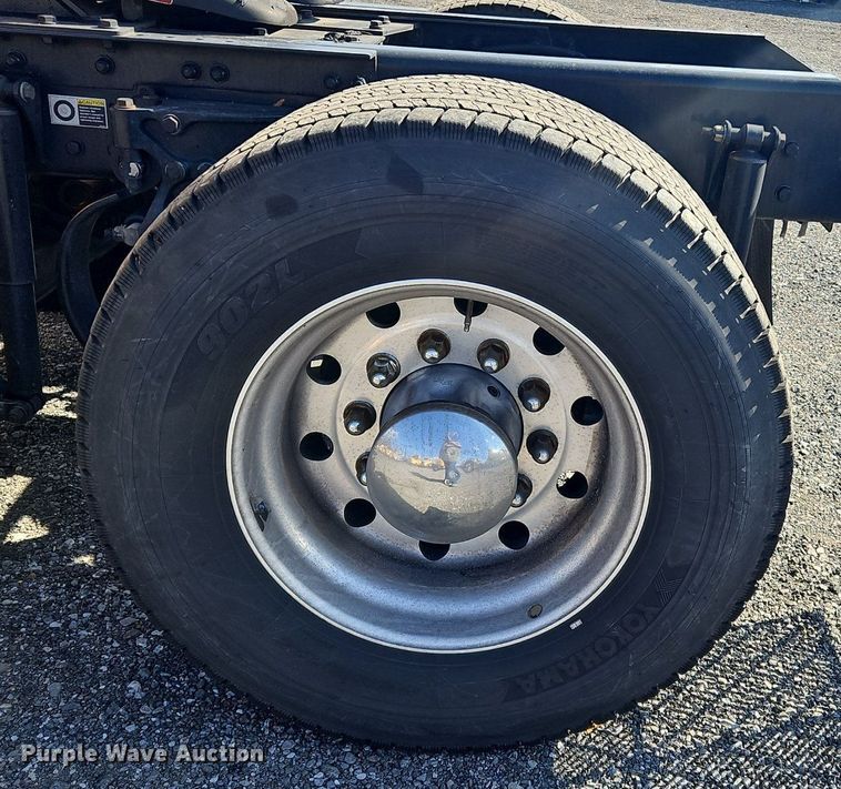 image for item OK9802 2019 Kenworth  T680 semi truck