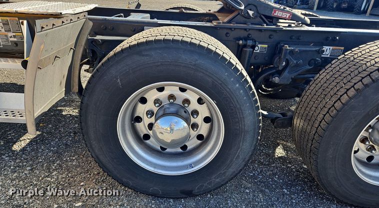 image for item OK9802 2019 Kenworth  T680 semi truck