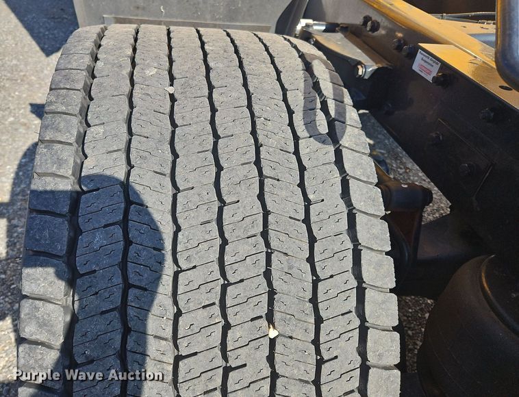 image for item OK9802 2019 Kenworth  T680 semi truck