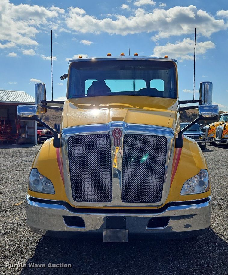 image for item OK9803 2020 Kenworth  T680 semi truck