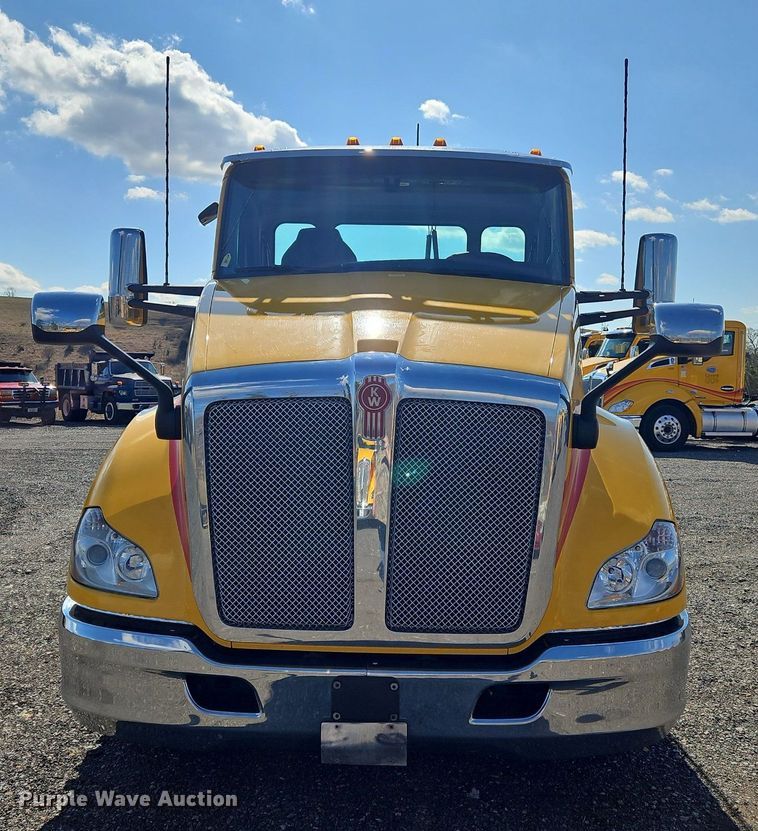 image for item OK9805 2020 Kenworth  T680 semi truck