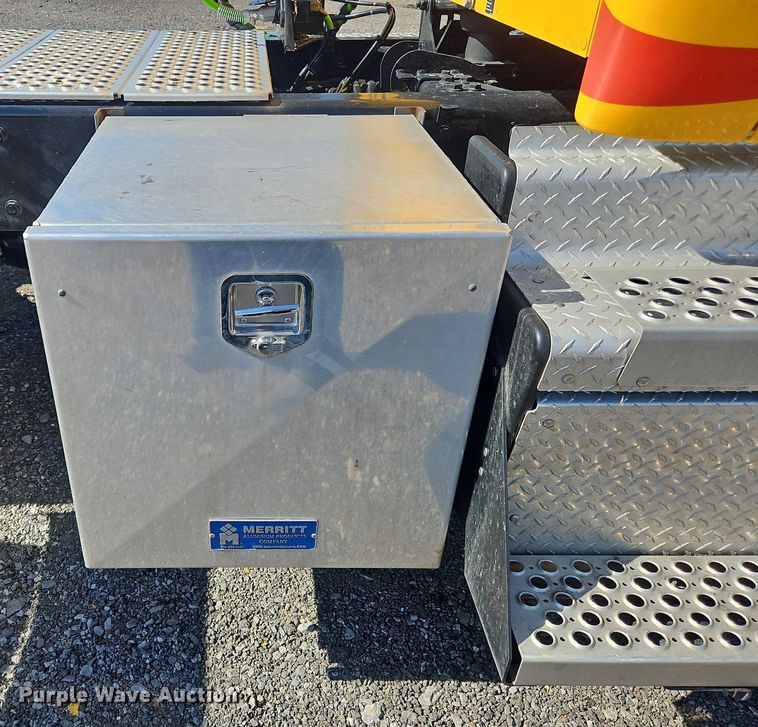 image for item OK9805 2020 Kenworth  T680 semi truck