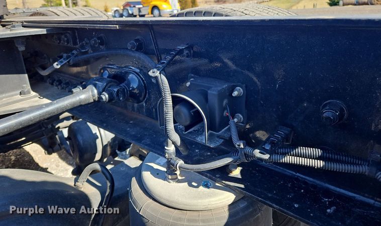 image for item OK9805 2020 Kenworth  T680 semi truck