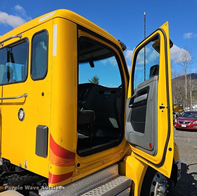 image for item OK9805 2020 Kenworth  T680 semi truck