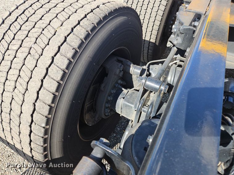 image for item OK9806 2020 Kenworth  T680 semi truck