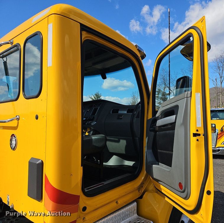 image for item OK9806 2020 Kenworth  T680 semi truck