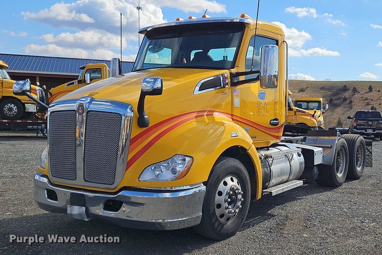 image for item OK9807 2019 Kenworth  T680 semi truck