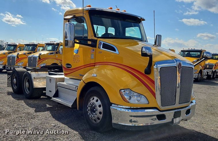 image for item OK9807 2019 Kenworth  T680 semi truck