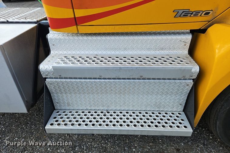 image for item OK9807 2019 Kenworth  T680 semi truck