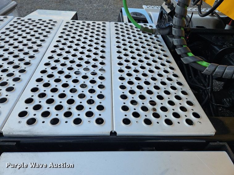 image for item OK9807 2019 Kenworth  T680 semi truck