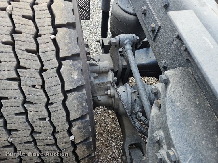 image for item OK9807 2019 Kenworth  T680 semi truck