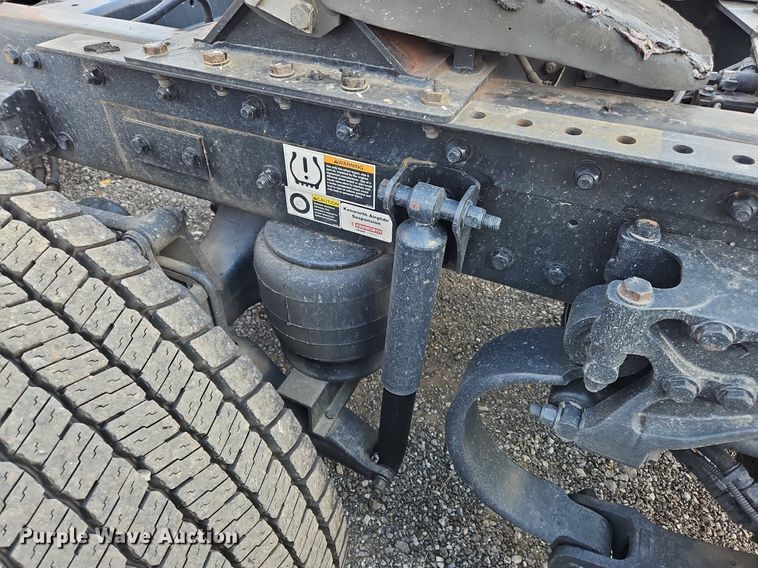 image for item OK9807 2019 Kenworth  T680 semi truck