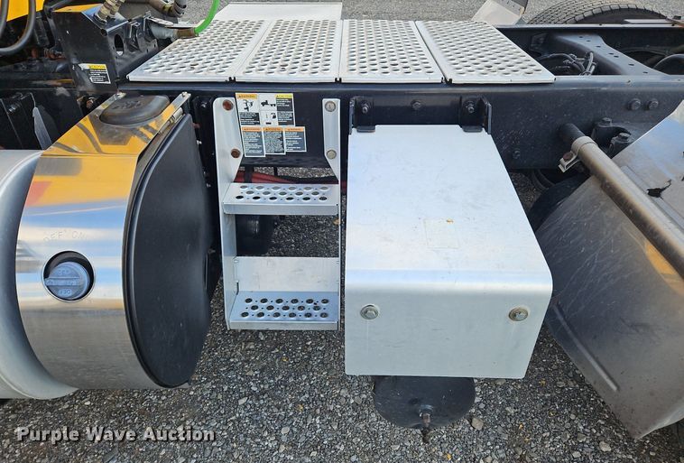 image for item OK9807 2019 Kenworth  T680 semi truck