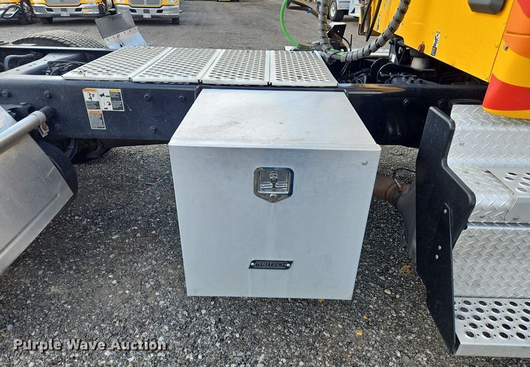 image for item OK9807 2019 Kenworth  T680 semi truck