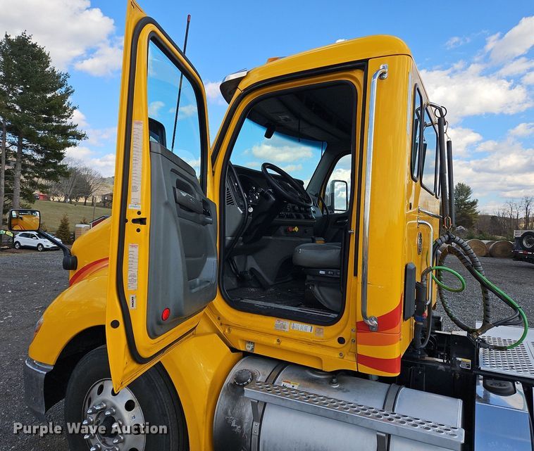 image for item OK9807 2019 Kenworth  T680 semi truck