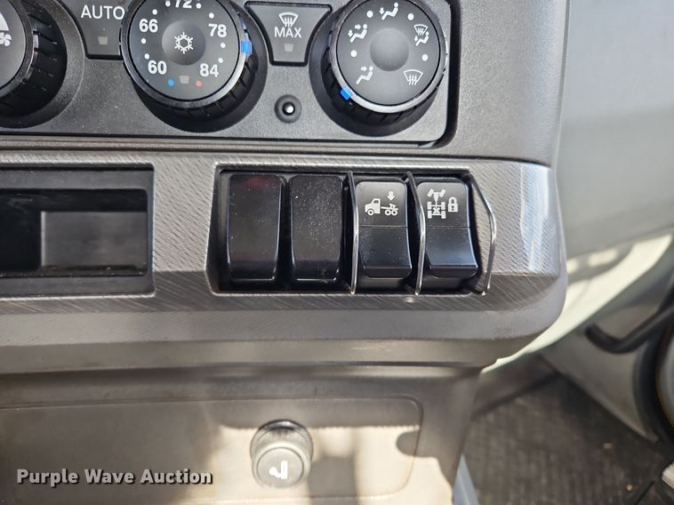 image for item OK9807 2019 Kenworth  T680 semi truck