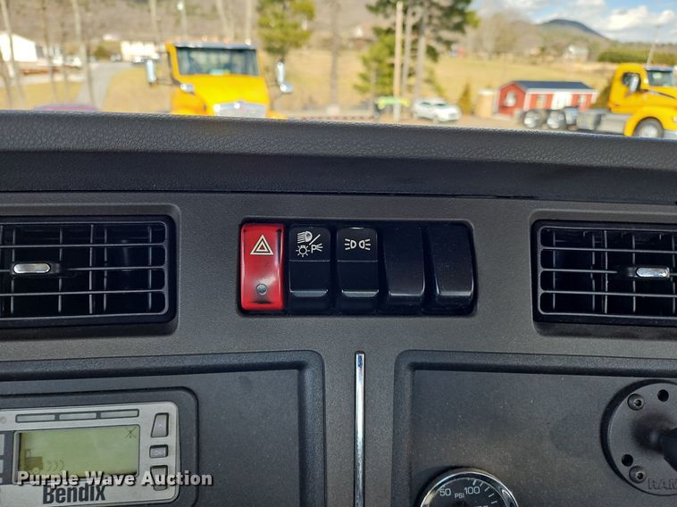 image for item OK9807 2019 Kenworth  T680 semi truck