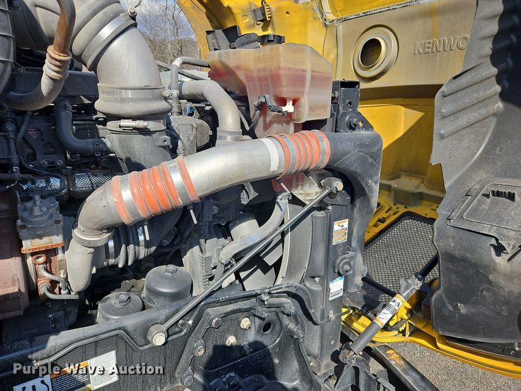 image for item OK9807 2019 Kenworth  T680 semi truck