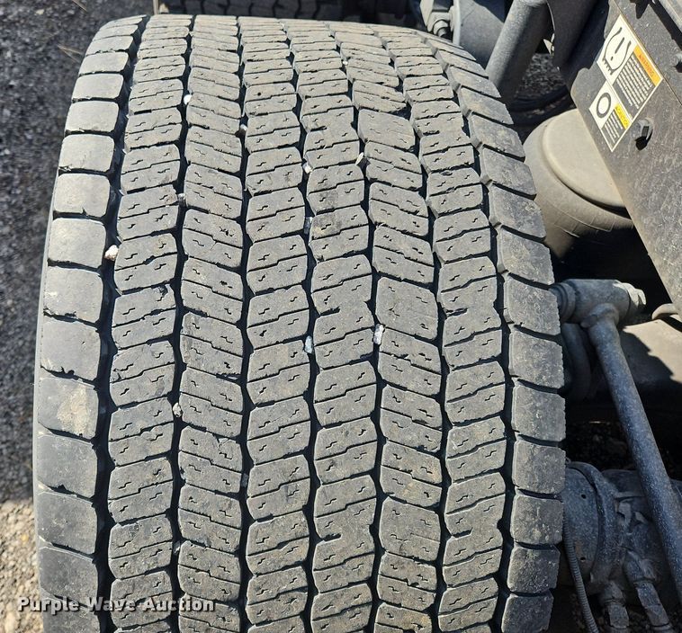 image for item OK9807 2019 Kenworth  T680 semi truck