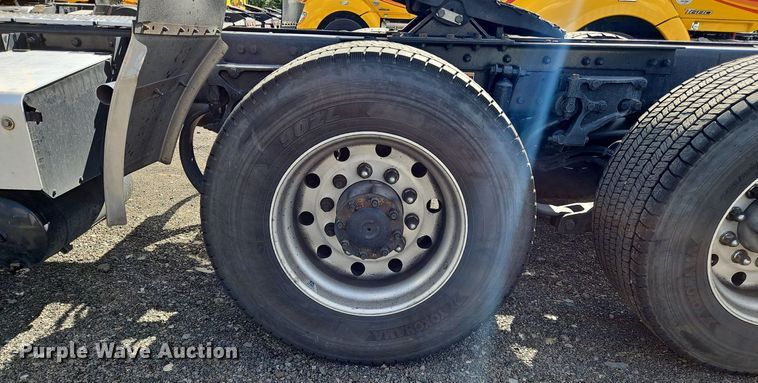 image for item OK9807 2019 Kenworth  T680 semi truck