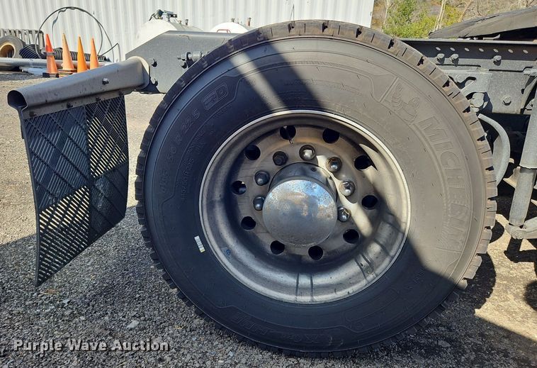 image for item OK9807 2019 Kenworth  T680 semi truck