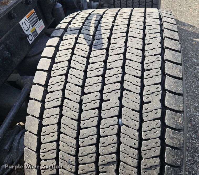 image for item OK9807 2019 Kenworth  T680 semi truck