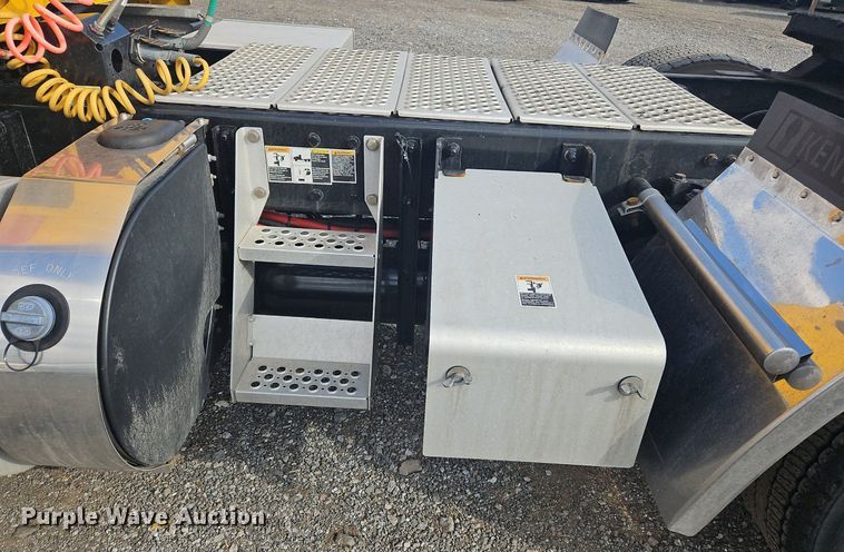 image for item OK9808 2021 Kenworth  T680 semi truck