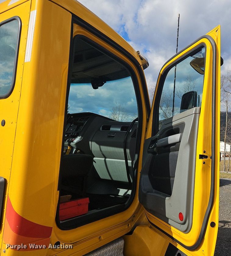 image for item OK9808 2021 Kenworth  T680 semi truck