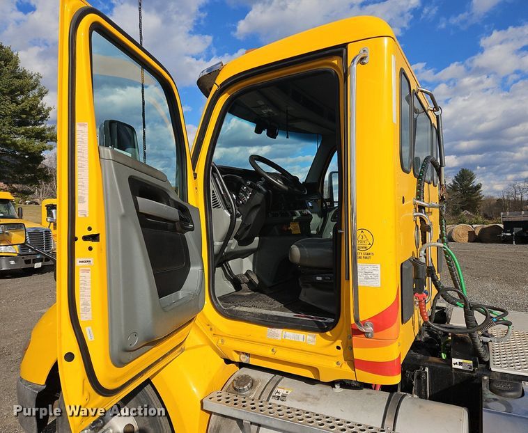 image for item OK9809 2020 Kenworth  T680 semi truck