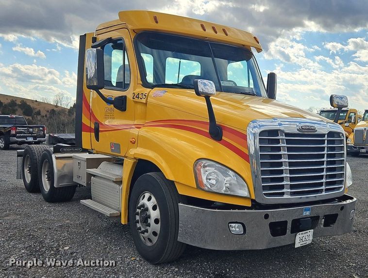 image for item OK9810 2018 Freightliner  Cascadia  semi truck