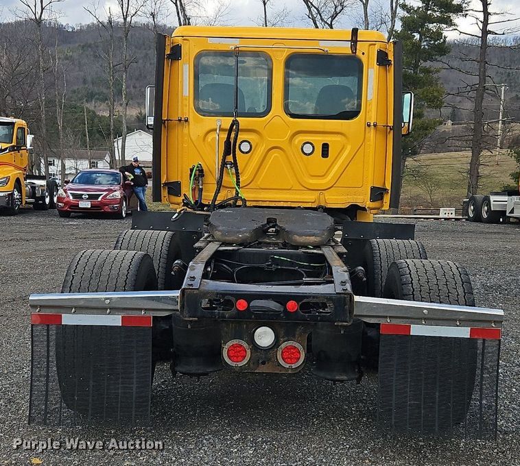 image for item OK9810 2018 Freightliner  Cascadia  semi truck