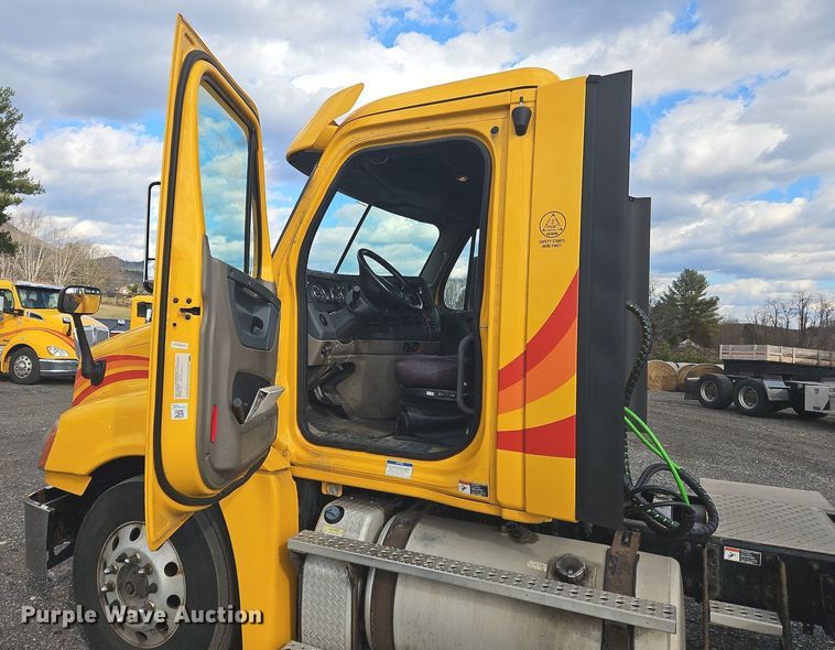 image for item OK9810 2018 Freightliner  Cascadia  semi truck