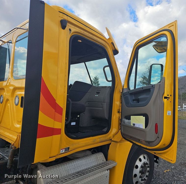 image for item OK9810 2018 Freightliner  Cascadia  semi truck