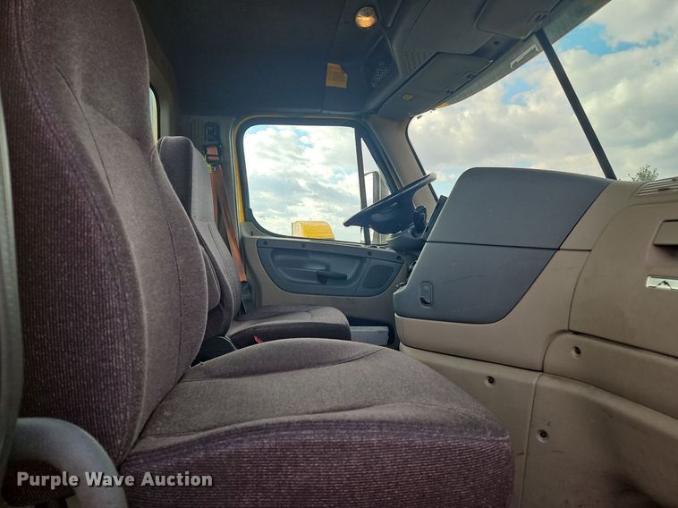 image for item OK9810 2018 Freightliner  Cascadia  semi truck