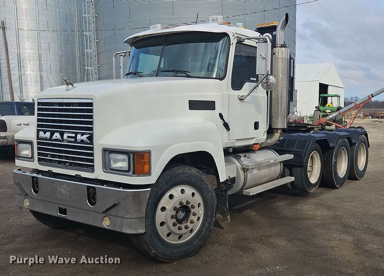 image for item OK9815 2005 Mack CHN613 semi truck