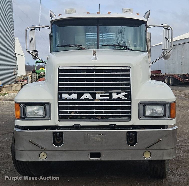 image for item OK9815 2005 Mack CHN613 semi truck